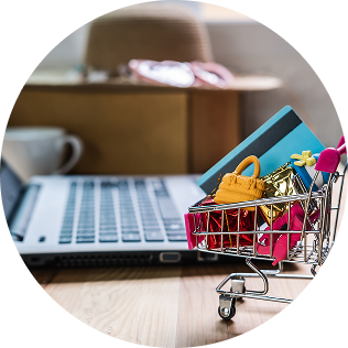 Laptop y carrito de compras lleno de objetos coloridos Servicio de casillero internacional que facil
