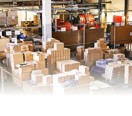 Familia de cuatro personas subiendo cajas de cartón por una escalera interior ÁgilBox gestiona envío
