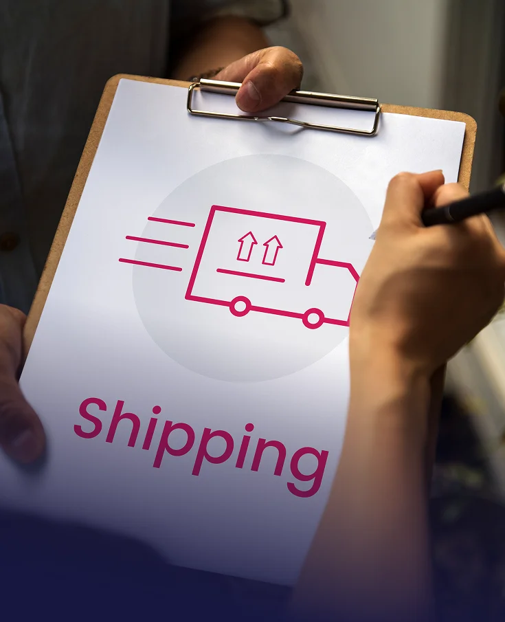 Persona sosteniendo un clipboard con un gráfico de un camión y el texto "Shipping" en texto rosa deb