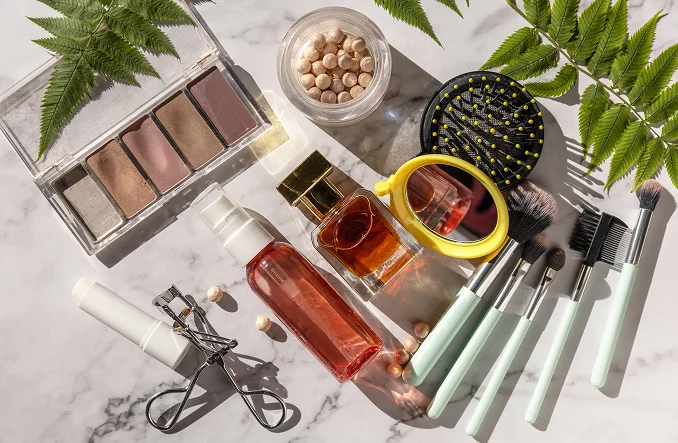 Familia con cajas de cartón y productos de belleza en una mesa de mármol Nuestro servicio de casille
