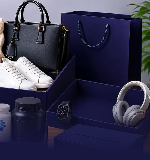 Una caja de cartón con objetos personales dentro, incluyendo zapatos blancos y una bolsa de cuero ne