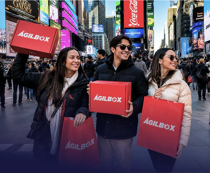 Familia de cuatro personas subiendo cajas de cartón por una escalera interior Nuestra red de casille